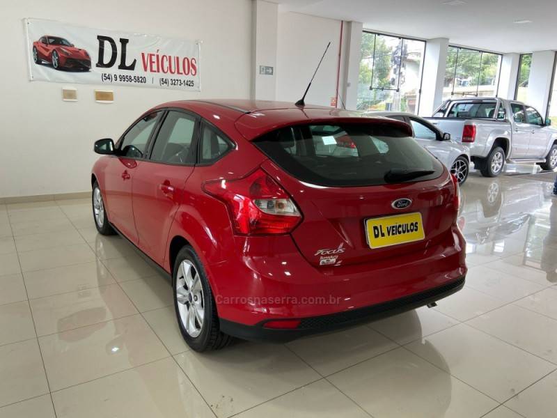 FORD - FOCUS - 2014/2015 - Vermelha - R$ 62.900,00