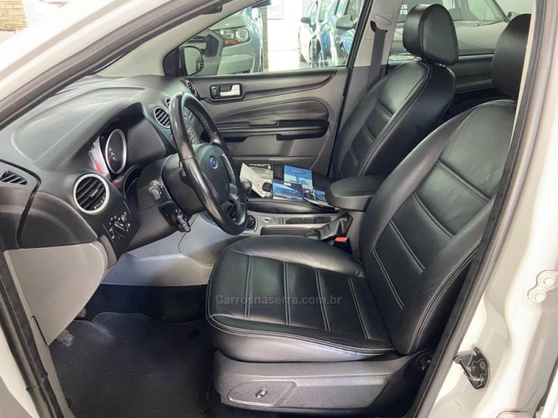 FORD - FOCUS - 2012/2013 - Branca - R$ 45.900,00