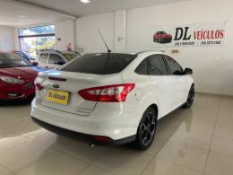 FORD - FOCUS - 2014/2015 - Branca - R$ 61.900,00