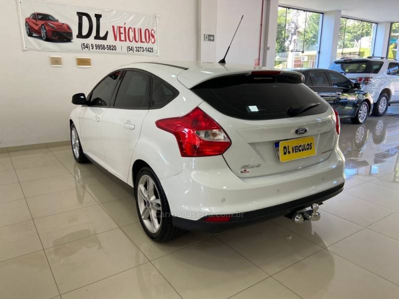 FORD - FOCUS - 2013/2014 - Branca - R$ 49.900,00