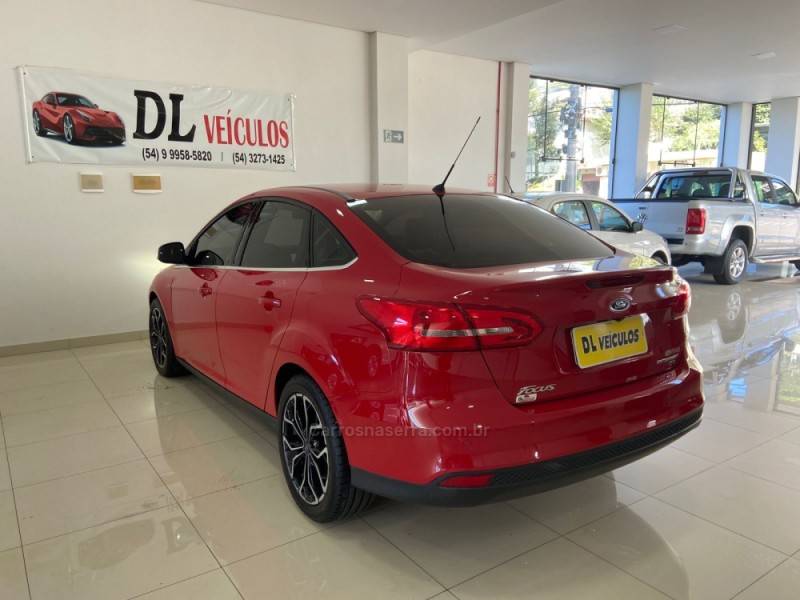 FORD - FOCUS - 2016/2017 - Vermelha - R$ 71.900,00