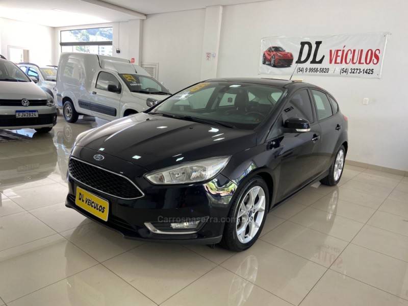 FORD - FOCUS - 2017/2018 - Preta - R$ 63.900,00