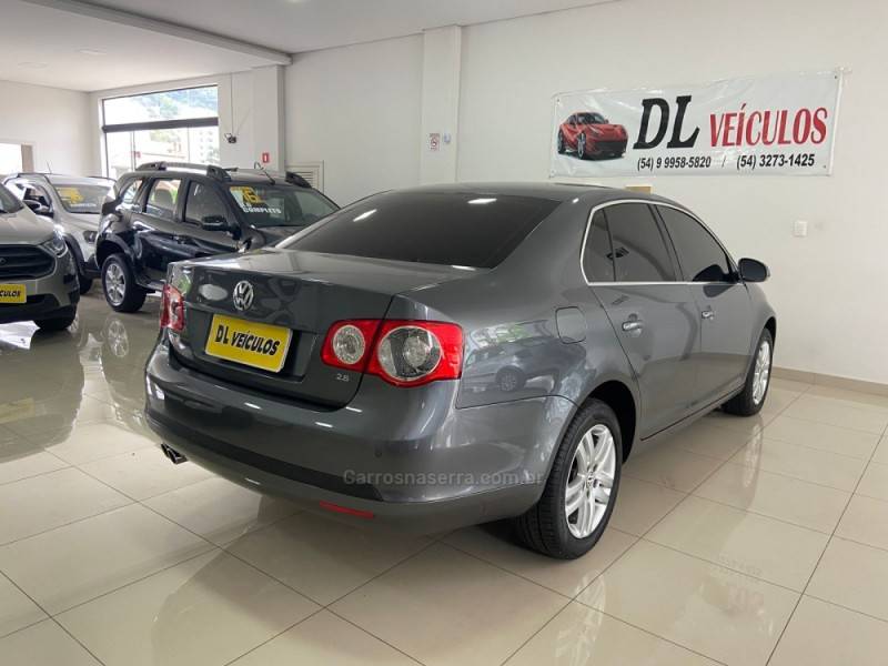 VOLKSWAGEN - JETTA - 2009/2010 - Cinza - R$ 45.900,00