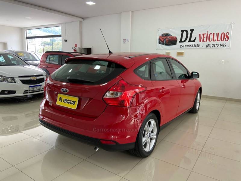 FORD - FOCUS - 2014/2015 - Vermelha - R$ 62.900,00