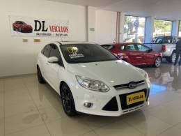 FORD - FOCUS - 2014/2015 - Branca - R$ 61.900,00