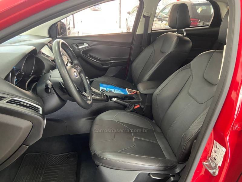 FORD - FOCUS - 2016/2017 - Vermelha - R$ 71.900,00