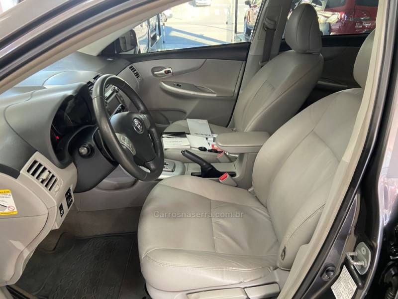 TOYOTA - COROLLA - 2013/2014 - Cinza - R$ 72.900,00