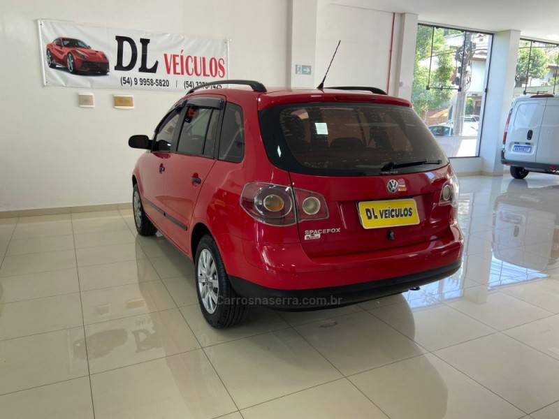 VOLKSWAGEN - SPACEFOX - 2009/2010 - Vermelha - R$ 32.900,00