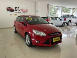 FORD - FOCUS - 2014/2015 - Vermelha - R$ 62.900,00