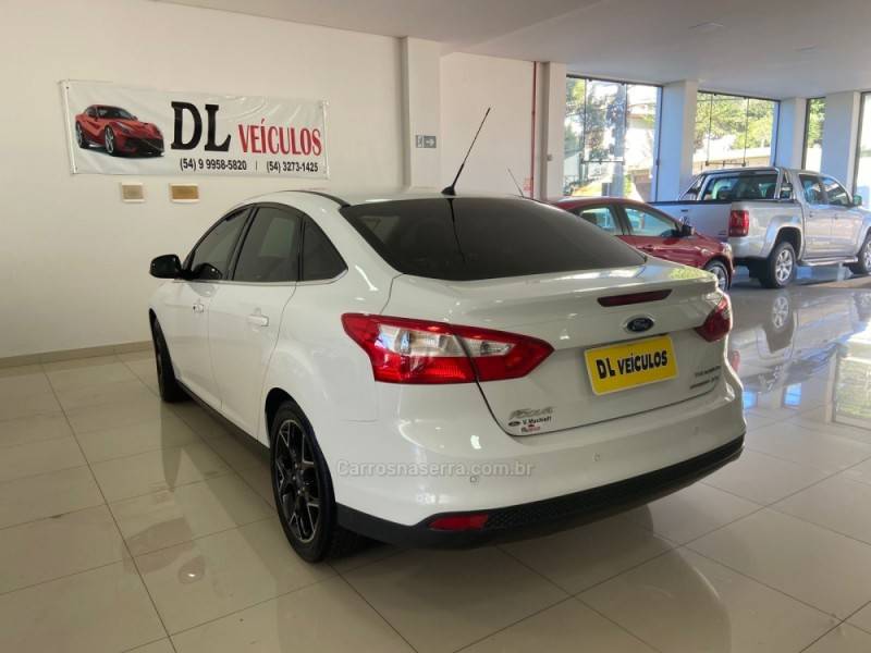 FORD - FOCUS - 2014/2015 - Branca - R$ 61.900,00