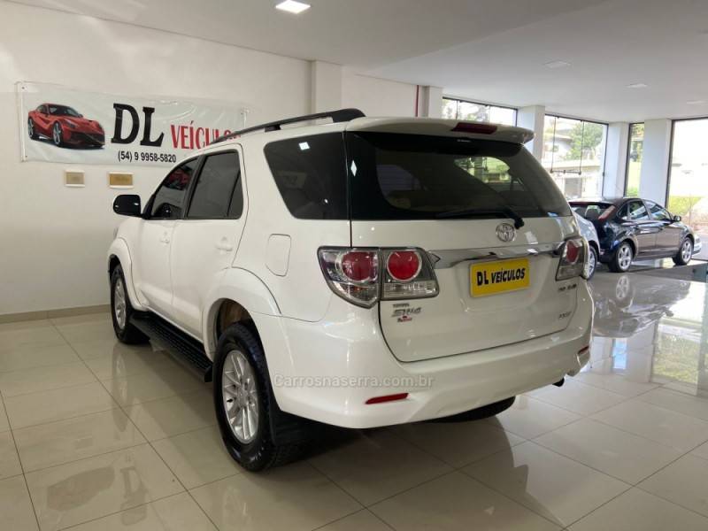 TOYOTA - HILUX SW4 - 2012/2013 - Branca - R$ 139.900,00
