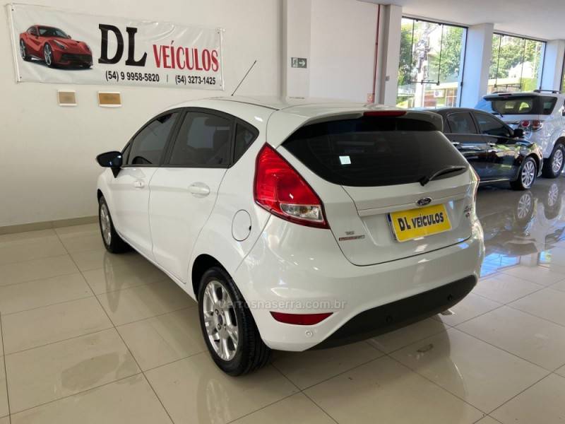 FORD - FIESTA - 2015/2016 - Branca - R$ 49.900,00