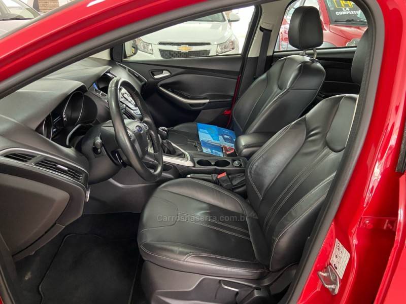 FORD - FOCUS - 2014/2015 - Vermelha - R$ 62.900,00