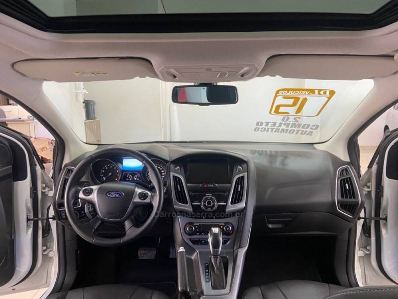 FORD - FOCUS - 2014/2015 - Branca - R$ 61.900,00