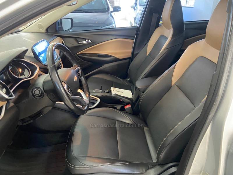 CHEVROLET - ONIX - 2019/2020 - Prata - R$ 78.900,00