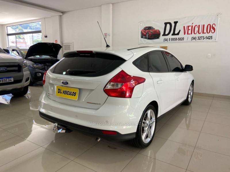 FORD - FOCUS - 2013/2014 - Branca - R$ 49.900,00