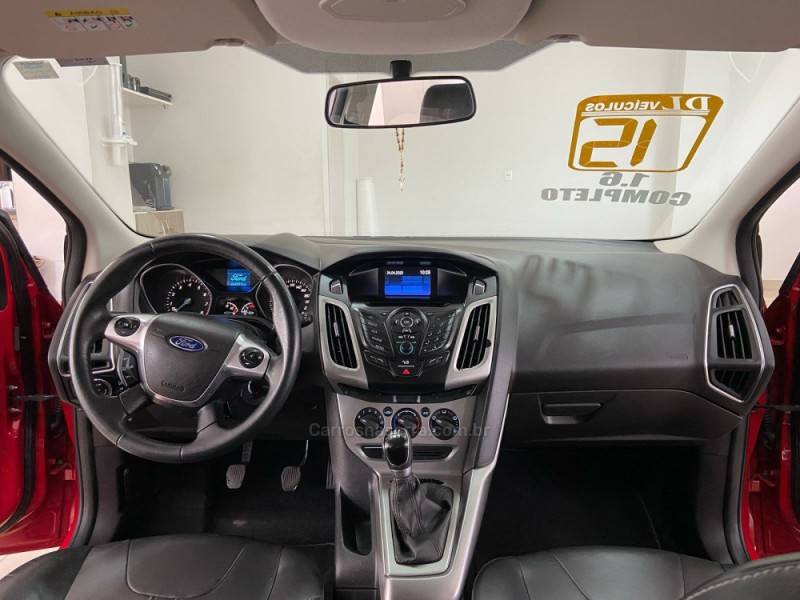 FORD - FOCUS - 2014/2015 - Vermelha - R$ 62.900,00
