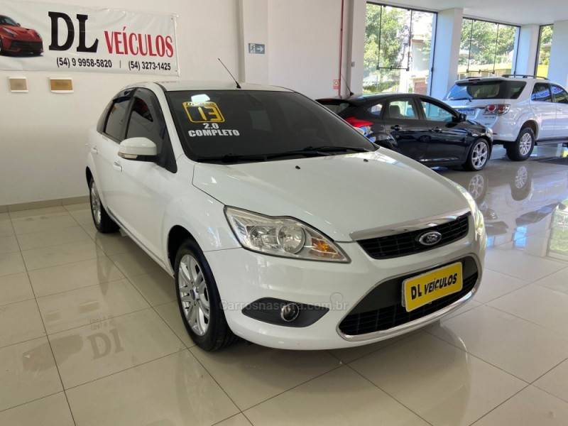 FORD - FOCUS - 2012/2013 - Branca - R$ 45.900,00