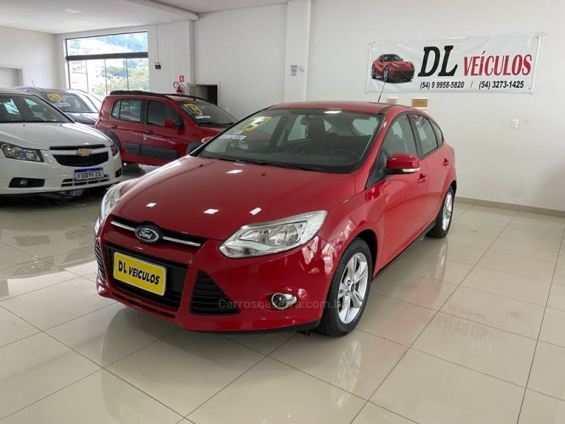 FORD - FOCUS - 2014/2015 - Vermelha - R$ 62.900,00